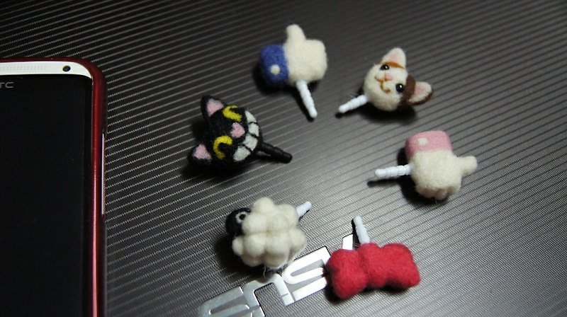 [Sheep music more X wool felt] Three-color cat praise black cat little sheep earphone plug mobile phone dust cover - หูฟัง - ขนแกะ หลากหลายสี