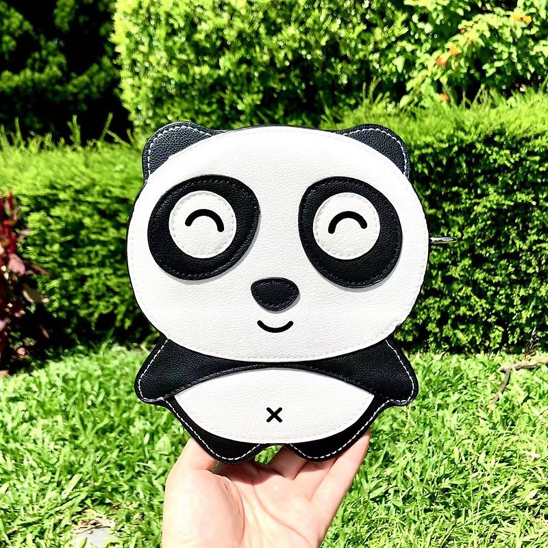 Squinting Panda Childlike Shape Crossbody Bag/Animal Bag- Cool Le Village - กระเป๋าแมสเซนเจอร์ - หนังเทียม ขาว