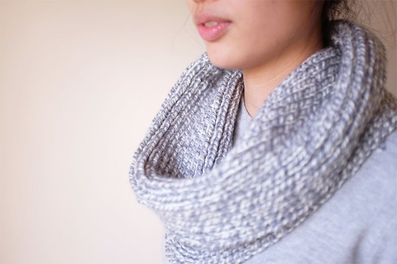 Studio Chiia design * Hand-woven wool knit warm scarves - Lyon gray and white - ผ้าพันคอ - วัสดุอื่นๆ สีเทา