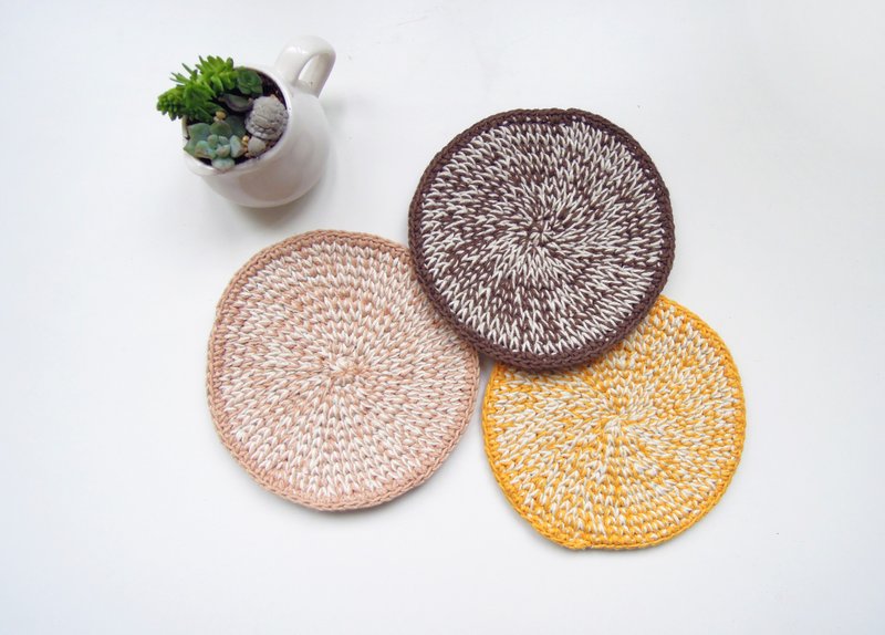 Warm comfortable cotton hand-woven cotton yarn color coasters - ที่รองแก้ว - วัสดุอื่นๆ สีนำ้ตาล