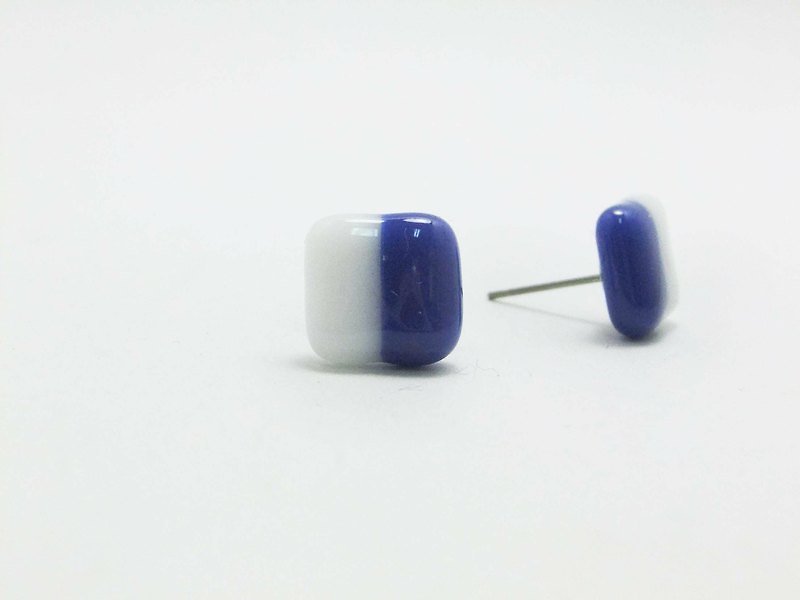 方型雙色琉璃耳環-白+寶藍 - 耳環/耳夾 - 玻璃 多色
