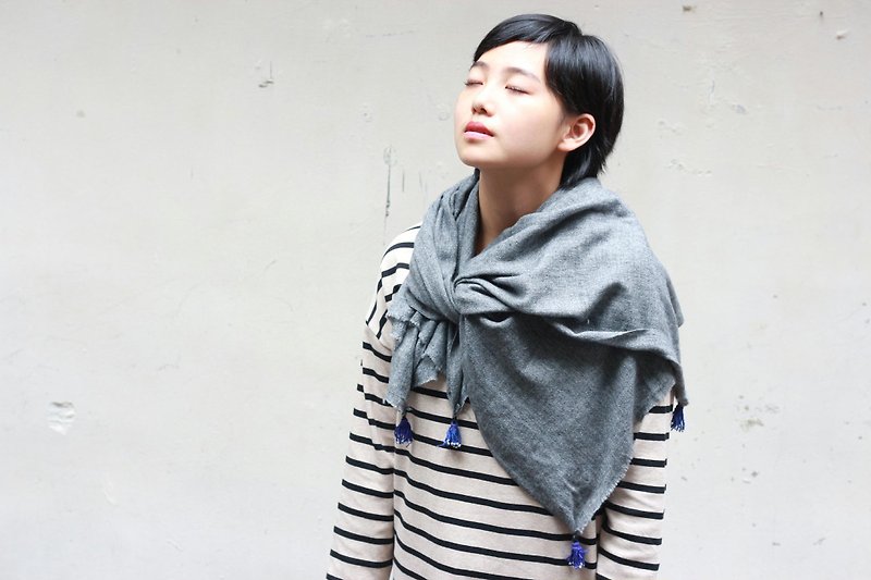 OMAKE cashmere shawl (light gray) - ผ้าพันคอถัก - วัสดุอื่นๆ สีเทา