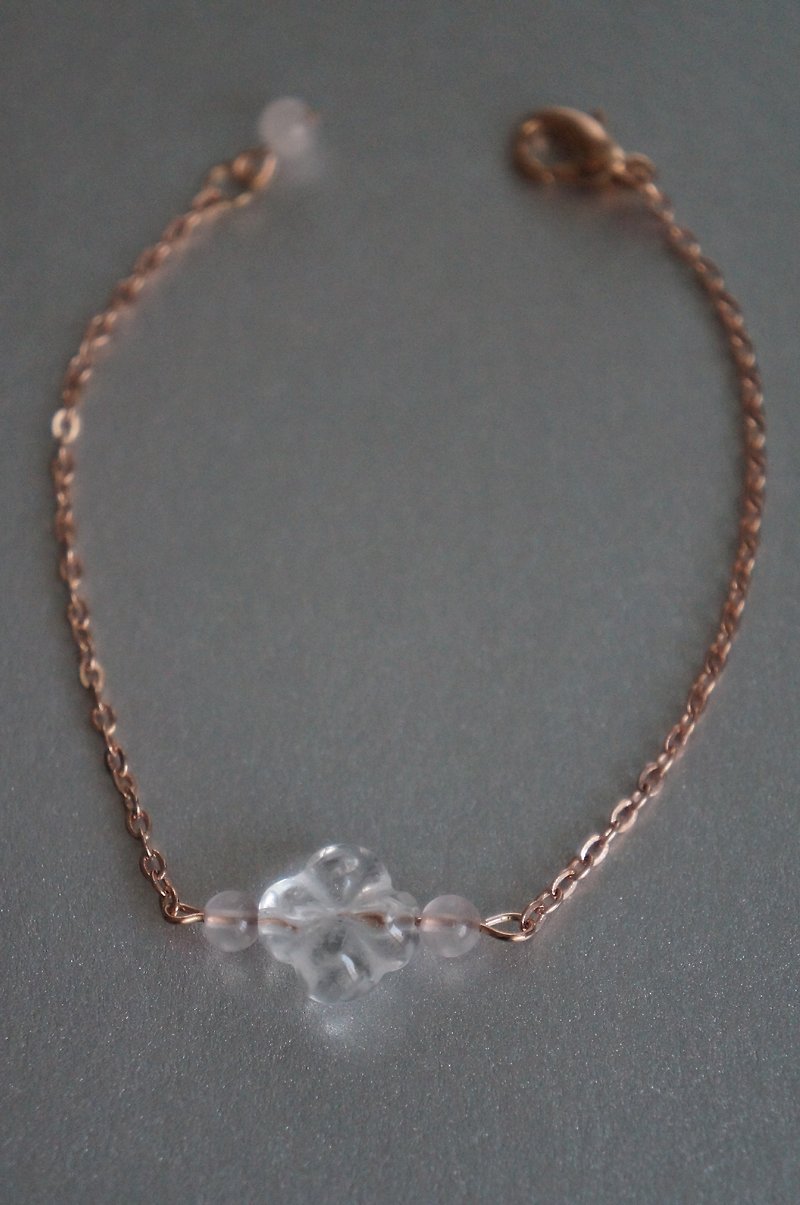 Cut flower transparent white crystal bracelet - สร้อยข้อมือ - เครื่องเพชรพลอย ขาว