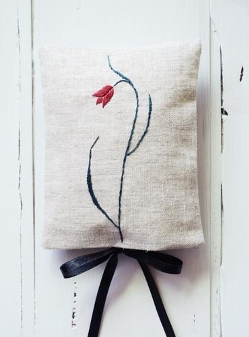Tulip hand embroidery bag (fragrance bag) - น้ำหอม - ผ้าฝ้าย/ผ้าลินิน ขาว