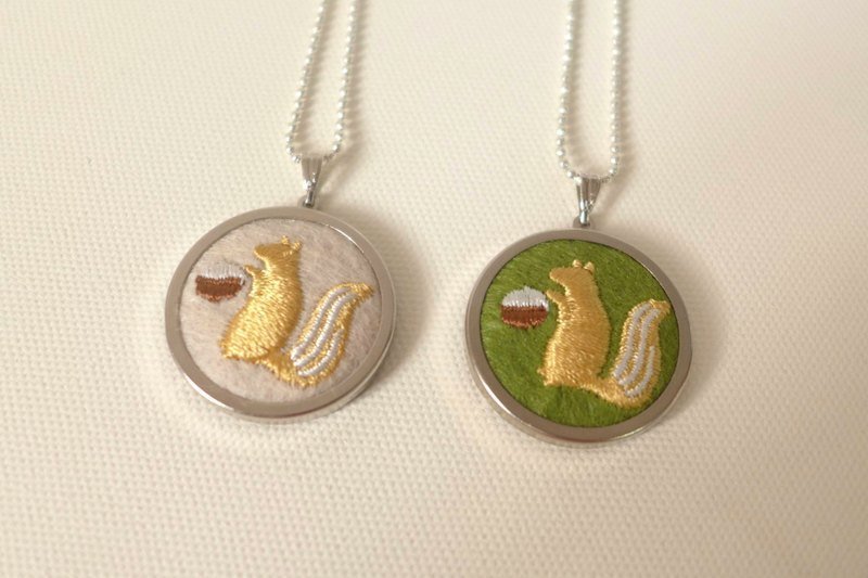 【N.U. Studio】針線動物園   小松鼠 刺繡項鍊 - 項鍊 - 其他材質 