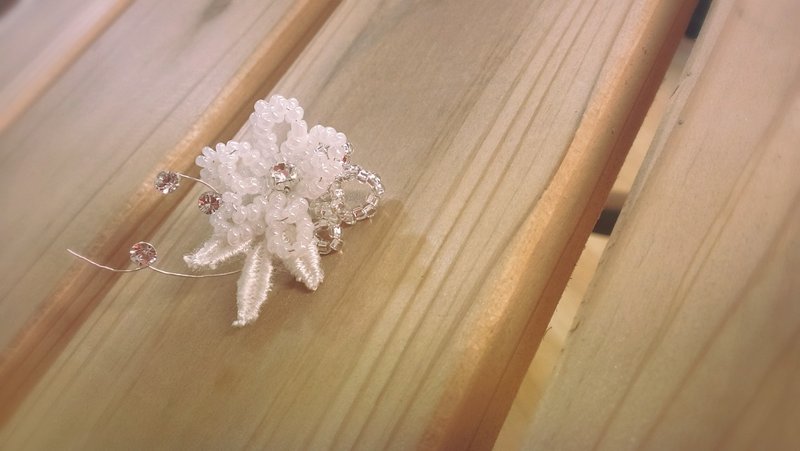 【手, 飾°】給新郎---領花/領片/造型配件 - 胸針 - 其他材質 白色