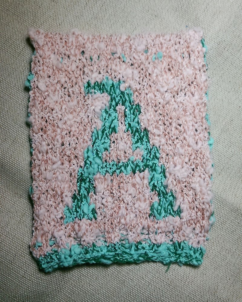 Lan 毛線26字母四角旗幟-淺粉底淺綠字A - 擺飾/家飾品 - 其他材質 粉紅色