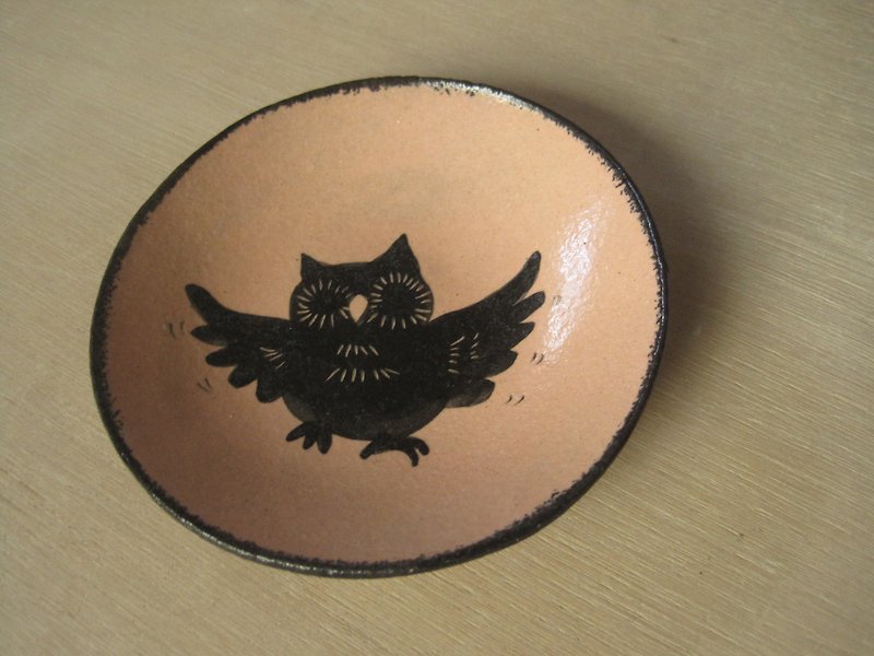 DoDo Handmade Whispers. Animal Silhouette Series-Owl Medium Plate (Pink) - จานและถาด - ดินเผา สึชมพู