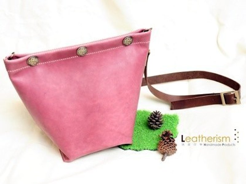 發紅發紫的倒三角：Leatherism手縫牛皮肩背包＊免運費＊ - Messenger Bags & Sling Bags - Genuine Leather Pink