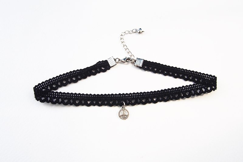 Black lace choker/necklace with silver peace - สร้อยคอ - วัสดุอื่นๆ สีดำ