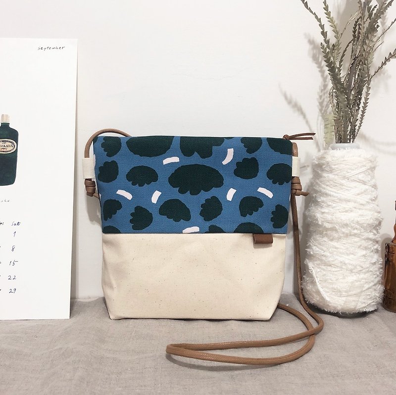 Small oblique backpack - Blue Flower - กระเป๋าแมสเซนเจอร์ - ผ้าฝ้าย/ผ้าลินิน สีน้ำเงิน