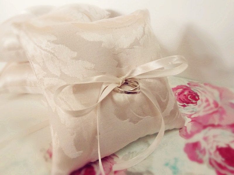 Must ~ minimalist aesthetic brilliant wedding ring pillow - แหวนทั่วไป - วัสดุอื่นๆ ขาว
