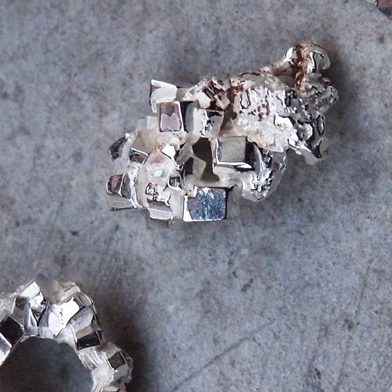 鉱物標本[方晶晶石＃3] - ピアス・イヤリング - 金属 グレー