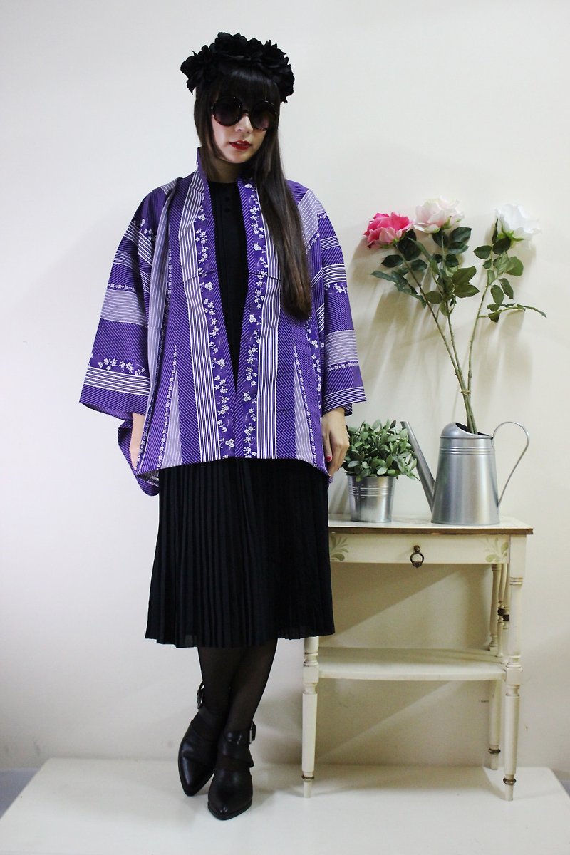 F1729 (Vintage) little purple white striped pattern Japanese kimono haori (お wa ri) - Women's Casual & Functional Jackets - Other Materials Purple