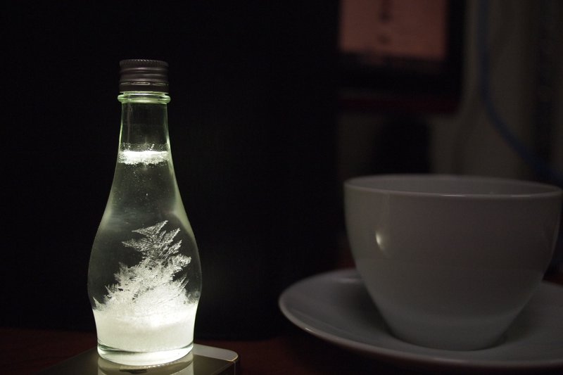 小酒瓶天氣瓶(含松木底座)Storm Glass預測天氣的神秘結晶 禮物 - 擺飾/家飾品 - 玻璃 白色