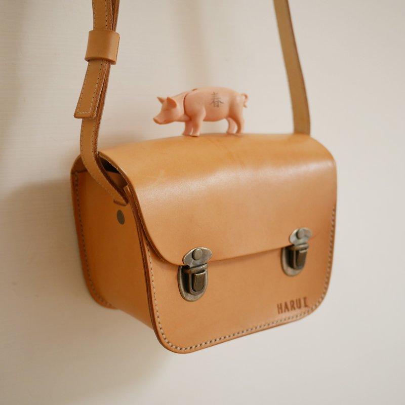 spring pig schoolbag - กระเป๋าแมสเซนเจอร์ - หนังแท้ สีนำ้ตาล