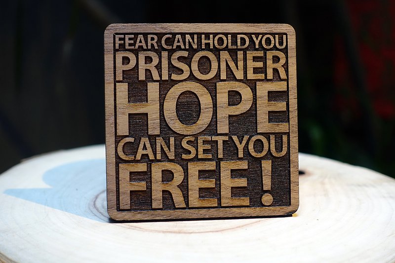 【eyeDesign看見設計】一句話原木杯墊-『恐懼讓你淪為囚犯 希望可以感受自由』 - 杯墊 - 木頭 