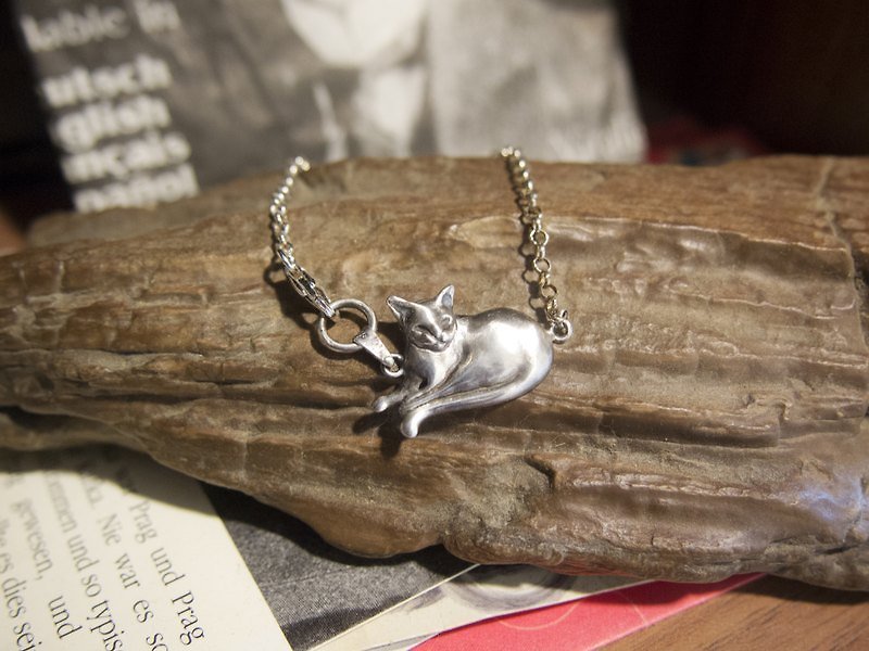 Handmade Silver Cute Lazy Cat Bracelet Gift For Cat Lover Her Friend Birthday - Bracelets - Other Metals Gray