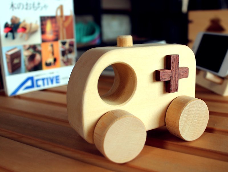 Wooden Ambulance - ของเล่นเด็ก - ไม้ สีนำ้ตาล