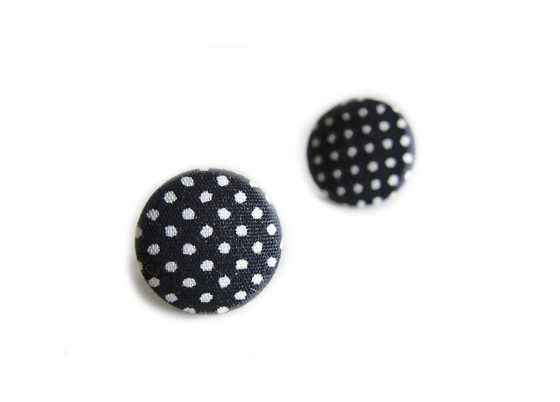 Cloth buckle black white dot earrings clip-on earrings can do - ต่างหู - วัสดุอื่นๆ สีดำ