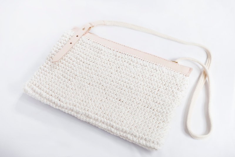 All-white hand-woven shoulder bag (maximum size: Size D) - กระเป๋าแมสเซนเจอร์ - วัสดุอื่นๆ ขาว