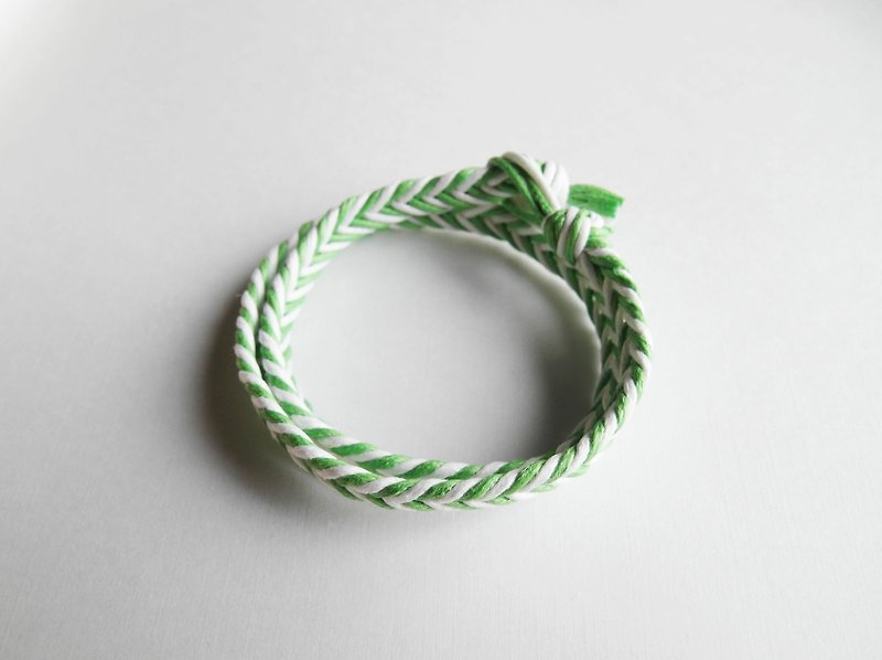 Loop / hand-woven bracelet - สร้อยข้อมือ - วัสดุอื่นๆ สีเขียว