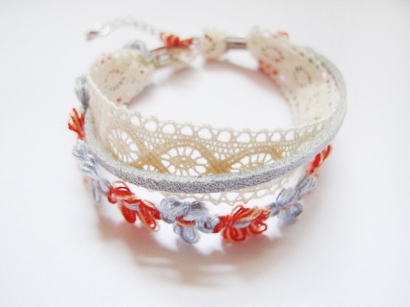手作飾品-花系列-淺藍花米白蕾絲與白麂皮 - 手鍊/手環 - 棉．麻 藍色