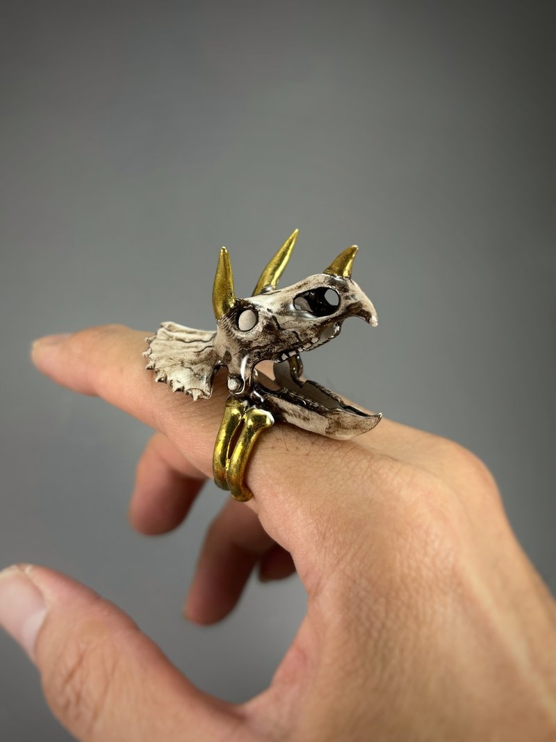 Realistic Look Enamel Triceratops Dinosaur Skull Ring. Jurassic Ring in Brass. - 戒指 - 其他金屬 