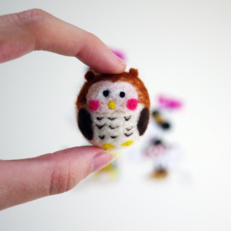 Hanju's woolly owl. Fortune QMO Series Wool Felt Mobile Phone Strap/Dust Plug/Powerful Magnet - ที่ตั้งมือถือ - ขนแกะ สีนำ้ตาล