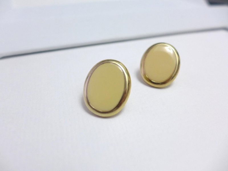 [スタジオ5629]ヴィンテージ西洋アンティークやエレガントなクリームイエローアンティークイヤリング（クリップオンイヤリングを変更することができます） - ピアス・イヤリング - その他の素材 