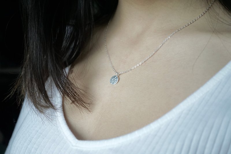 Minimal Collection - 925 sterling silver hand to knock small round card necklace - สร้อยคอ - โลหะ สีเทา