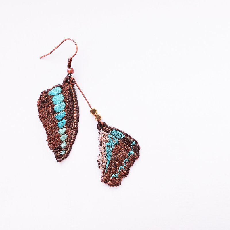［織林］刺繡。蝶羽耳環（雙翅） / 青帶鳳蝶 common bluebottle - 耳環/耳夾/耳骨夾 - 繡線 橘色