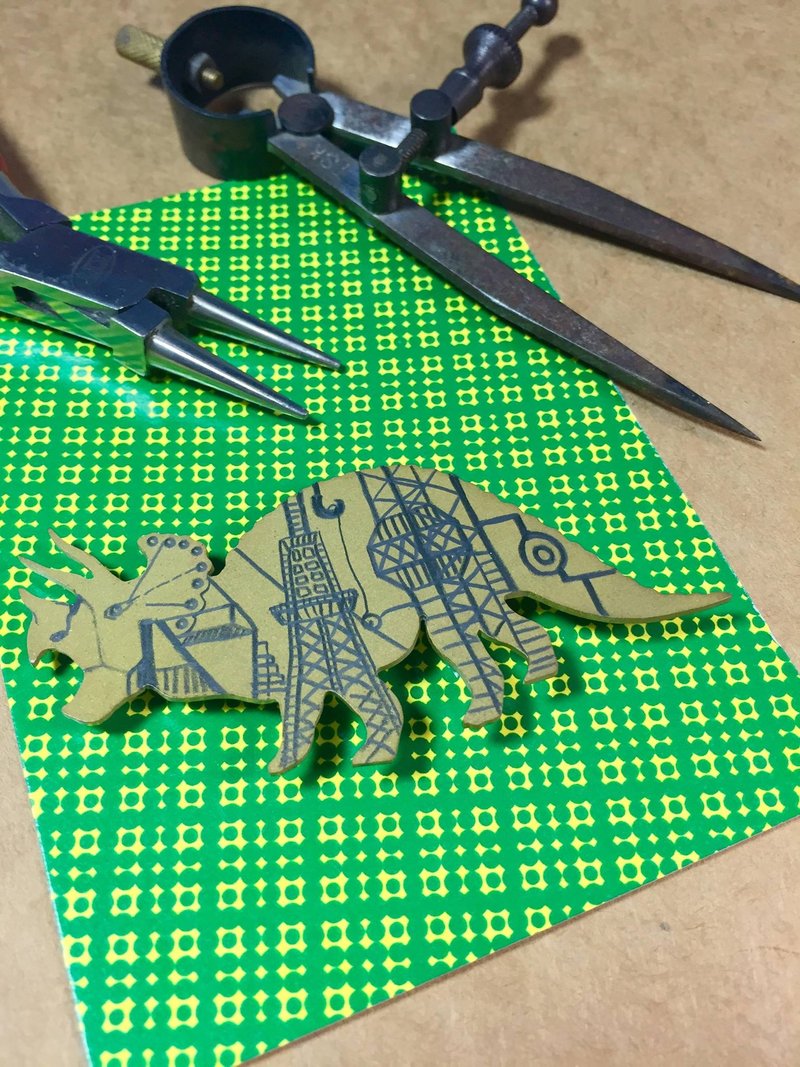 Dino Pin－三角龍 - 胸針 - 其他金屬 金色