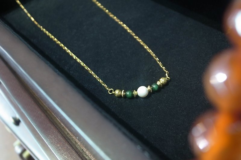 Round 氐 传 传 女人 女人 woman charm emerald stone short necklace - สร้อยคอ - โลหะ สีเขียว