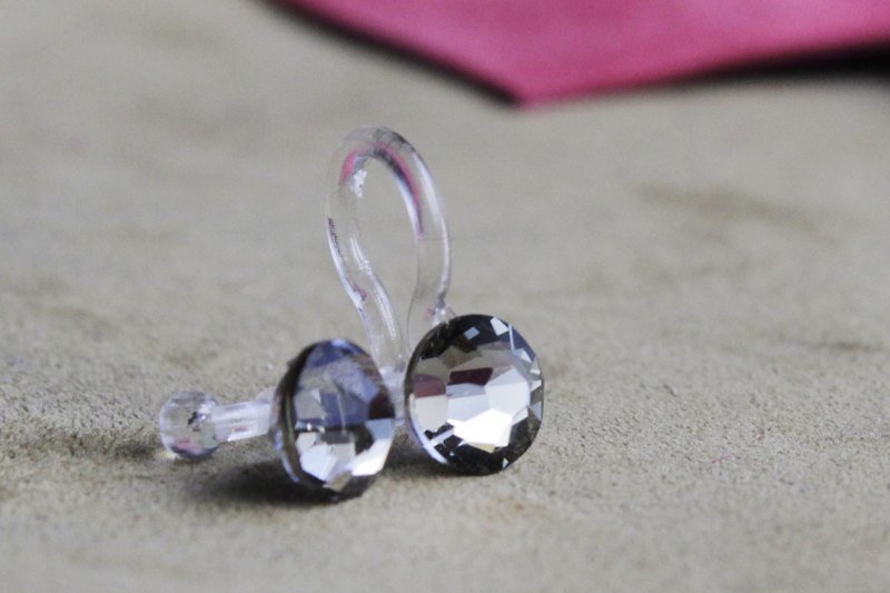 經典。光芒 | SWAROSVKI 簡約水晶玻璃鑽耳環。礦灰 | 針式、夾 - 耳環/耳夾 - 其他材質 灰色