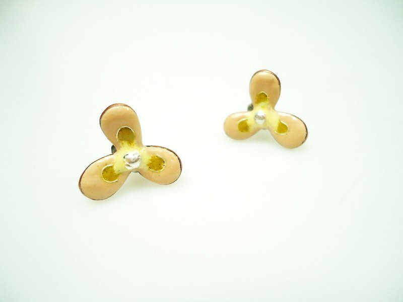 Flora Enameling Earrings花朵琺瑯耳環(粉膚) - 耳環/耳夾 - 其他金屬 粉紅色