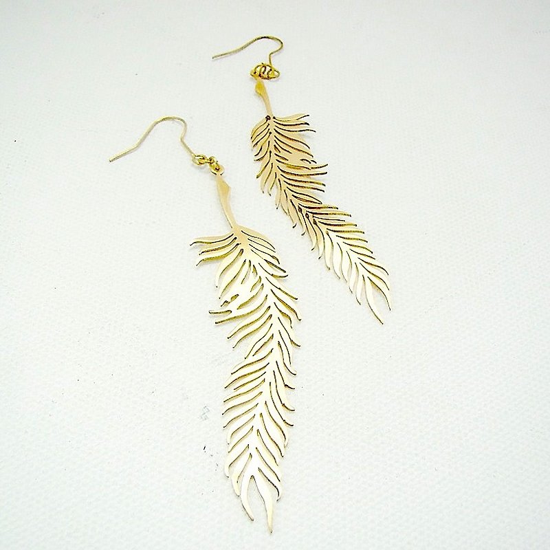Feather earring  in brass hand sawing - 耳環/耳夾 - 其他金屬 