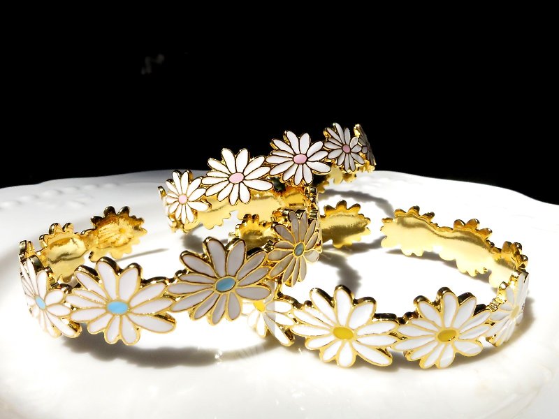 Exquisite metalwork Daisy bracelet - Bracelets - Other Metals White