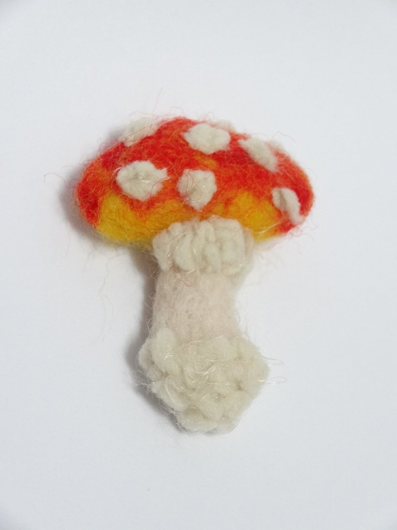 擬真蘑菇-羊毛氈  "鑰匙圈、吊飾、擺飾、胸針、別針"(可客製化更改顏色) - 胸針 - 羊毛 紅色