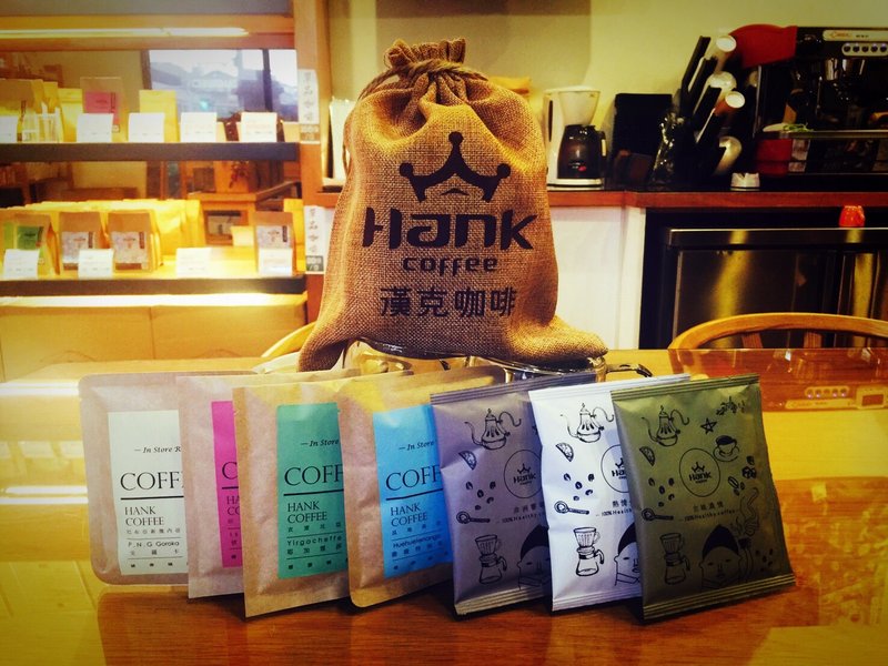 【漢克咖啡Hank coffee】綜合嚴選耳掛式咖啡，內有10包入(附獨家設計質感麻布袋) - 咖啡/咖啡豆 - 其他材質 多色