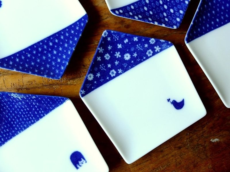 日本製美濃燒藍色屋頂小屋 小小盤組-兩個一組，小鳥與樹各一 - 小碟/醬油碟 - 瓷 藍色