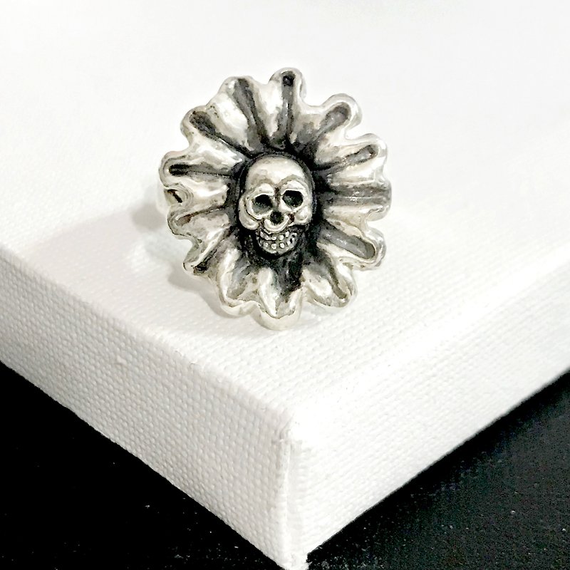 Skull flower smile sterling silver ring silver925 - แหวนทั่วไป - เงินแท้ สีเงิน