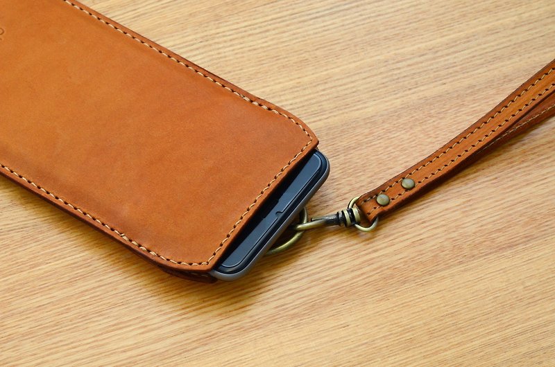 pipilala handmade leather vegetable tanned leather phone holster 5.5 inch classic handmade iPhone 6+ / iPhone 7+ - เคส/ซองมือถือ - หนังแท้ สีนำ้ตาล