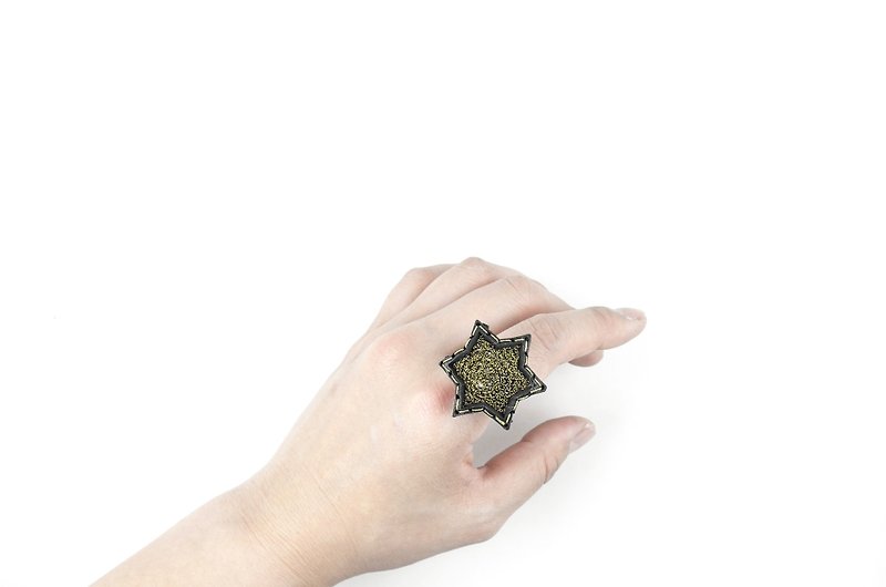 SUE BI DO WA-Handmade leather and hand-woven star ring (gold)-Leather mix with yarn Star Ring - แหวนทั่วไป - หนังแท้ สีทอง
