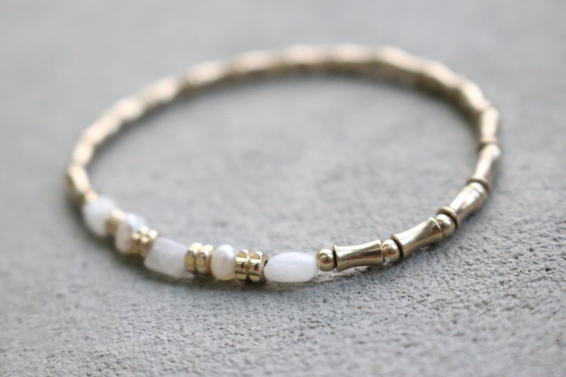 < ☞ HAND IN HAND ☜ > Moonstone - changed the brass bracelet (0233) - Bracelets - Gemstone White