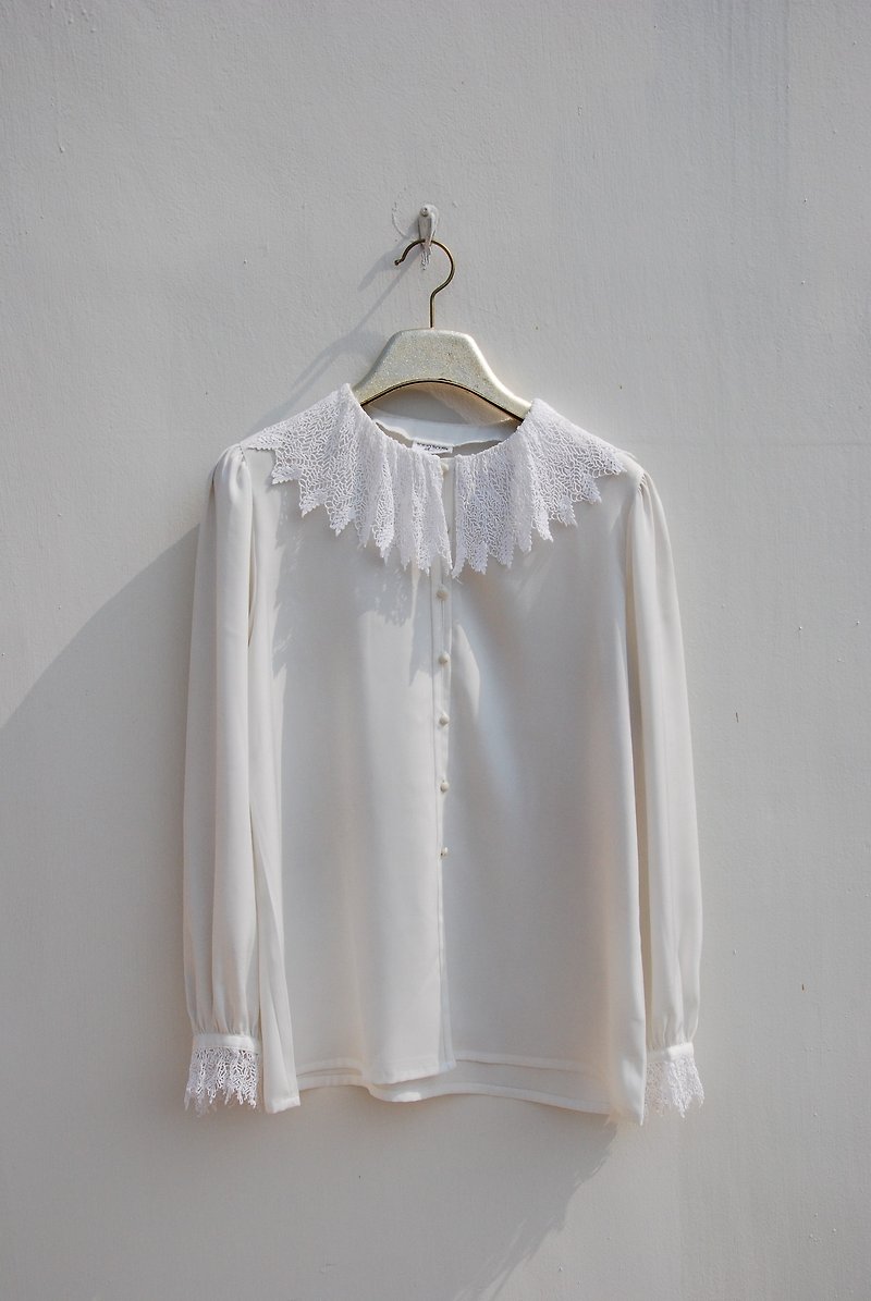 Old white shirt - เสื้อเชิ้ตผู้หญิง - วัสดุอื่นๆ 