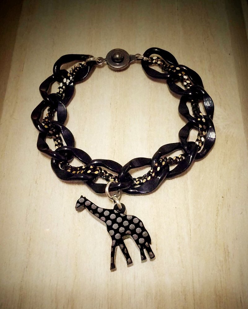 Hand made bracelet_Sunburned giraffe who loves to travel - สร้อยข้อมือ - โลหะ สีดำ