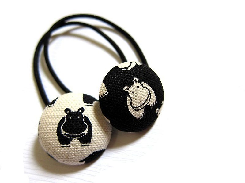 Children's hair accessories hand-made cloth bag button hair bundle hair ring black and white hippopotamus elastic band hair ring a set of two - เครื่องประดับผม - วัสดุอื่นๆ สีดำ