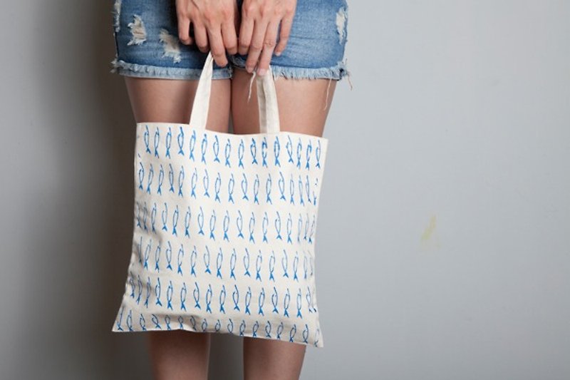 Hand-painted Handprint Embryo Cloth Bag [Fish] Single-sided/Double-sided portable/shoulder - กระเป๋าแมสเซนเจอร์ - ผ้าฝ้าย/ผ้าลินิน สีน้ำเงิน