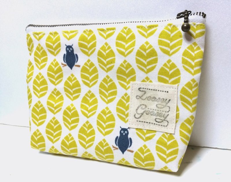 Leaves and hide-and-seek * owl pouch: cotton canvas - กระเป๋าเครื่องสำอาง - ผ้าฝ้าย/ผ้าลินิน ขาว